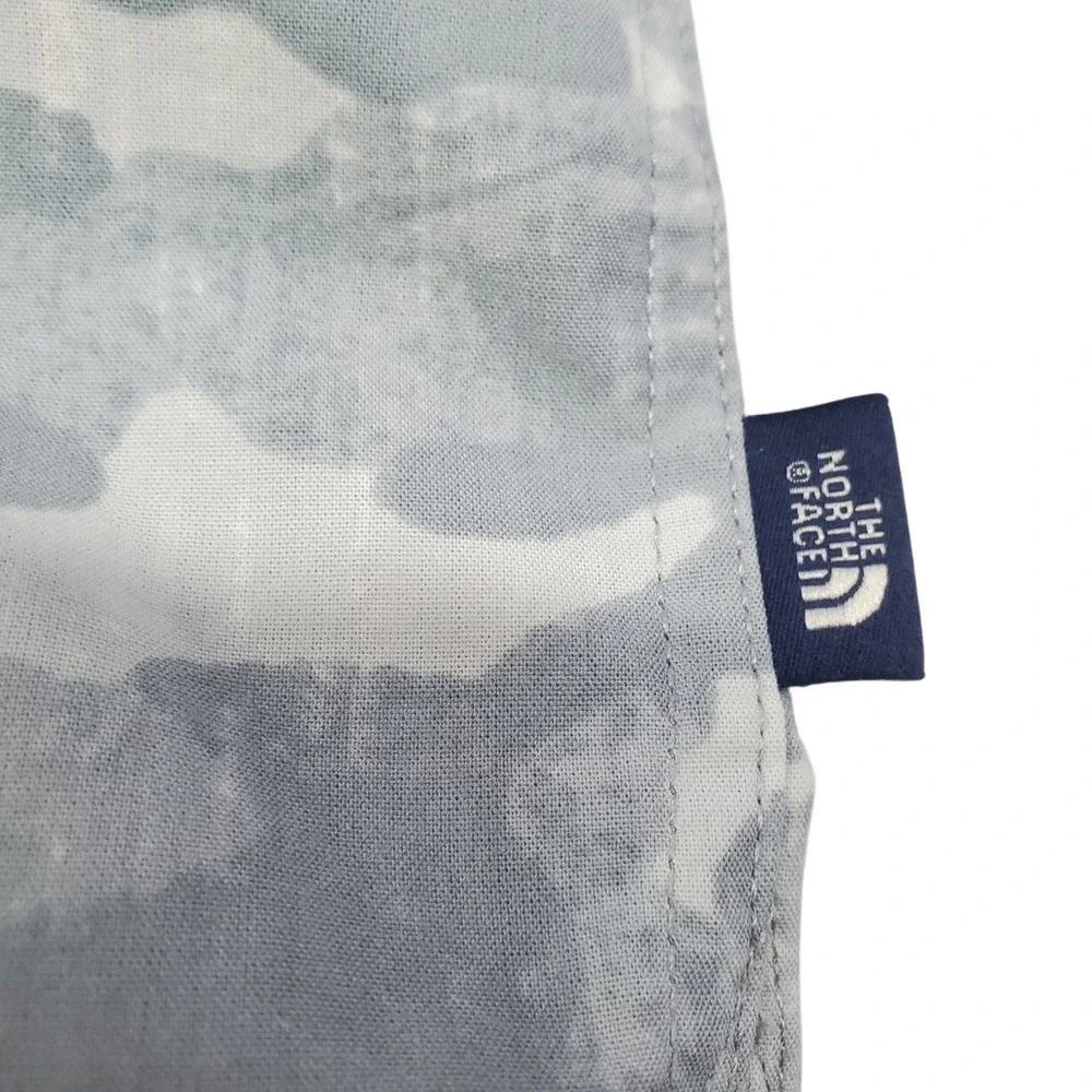 The North Face Camouflage Button Up Shirt Mens M‎ Grey Camo Long Sleeve Gorpcore